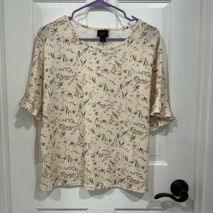 EUC ruffle short sleeve The Buckle. Tan/mustard yellow flowers. Size XS Daytrip